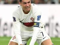 C罗场边指挥情绪激动，曼联队员怒摔水瓶！的简单介绍